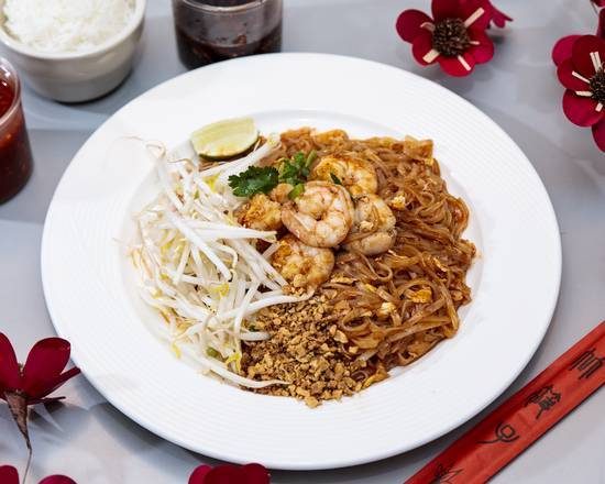 Shrimp pad thai with bean sprouts, crushed peanuts and a lime wedge